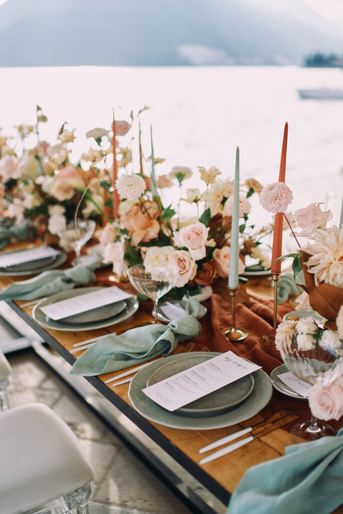 Buntes Table Setting, Hochzeitsplanung Deutschland, Lunaris Event Planning