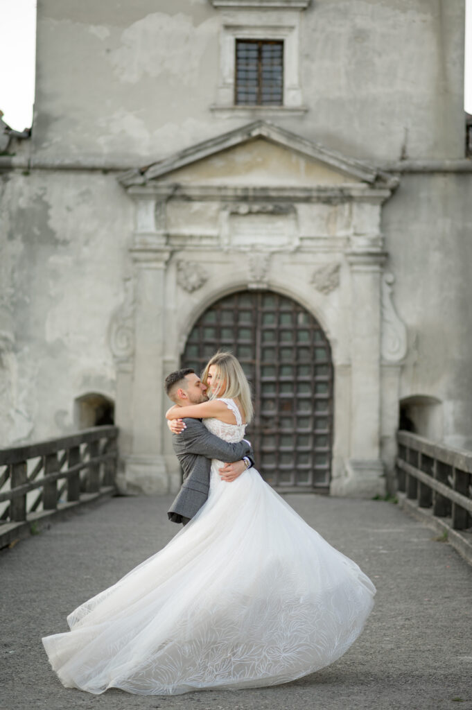 Braut und Bräutigam tanzen auf einer Brücke vor deinem Schloss, Hochzeitsplanung Deutschland, Lunaris Event Planning