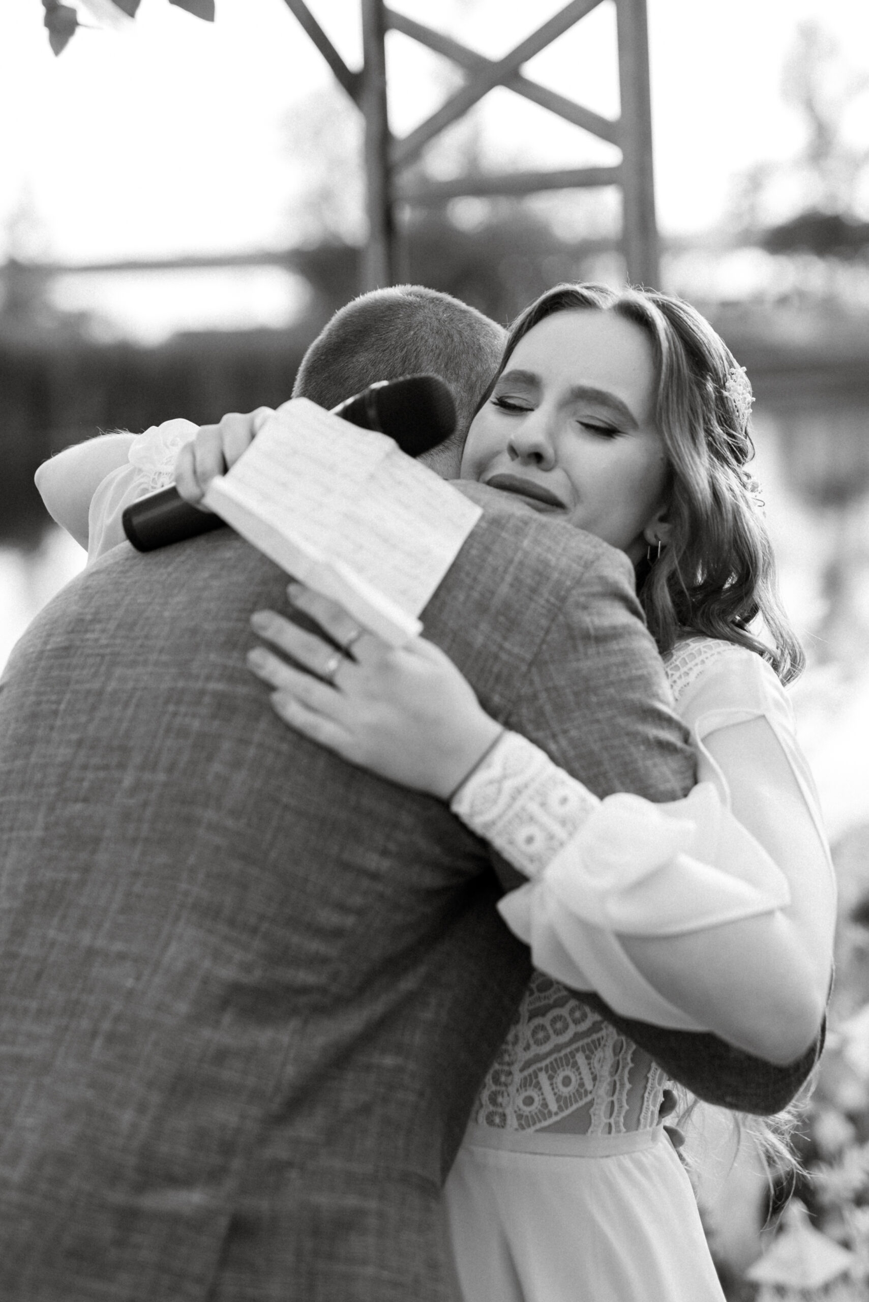 Braut weint vor Freude am Hochzeitstag, Hochzeitsplanung Deutschland, Lunaris Event Planning