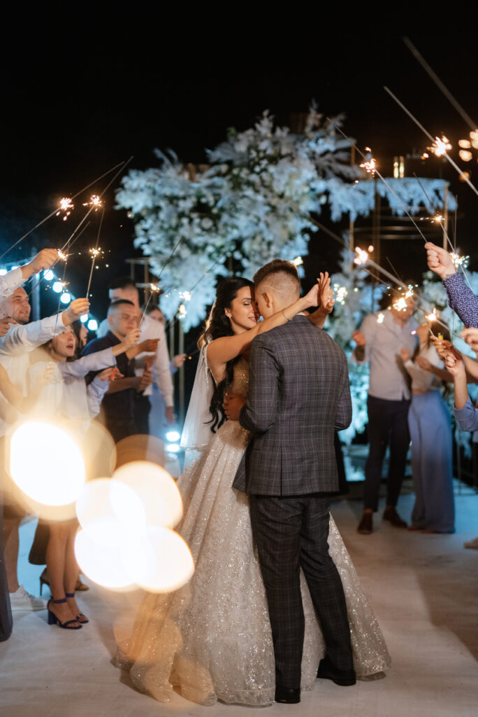 Brautpaar tanzt auf der Hochzeit und Gäste mit Wunderkerzen, Hochzeitsplanung Deutschland, Lunaris Event Planning