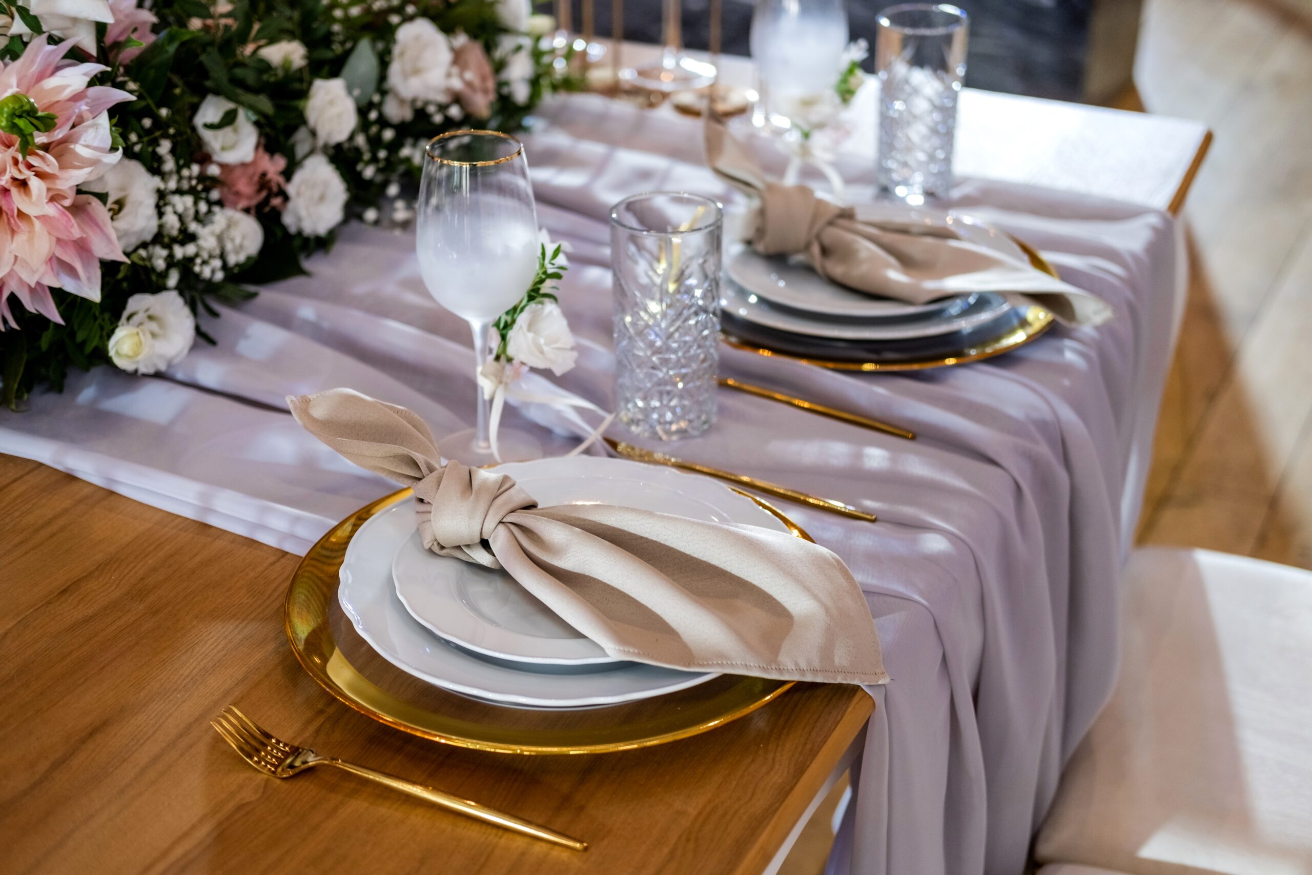 Table Setting für eine Hochzeit in wunderschönem lila, Hochzeitsplanung Deutschland, Lunaris Event Planning
