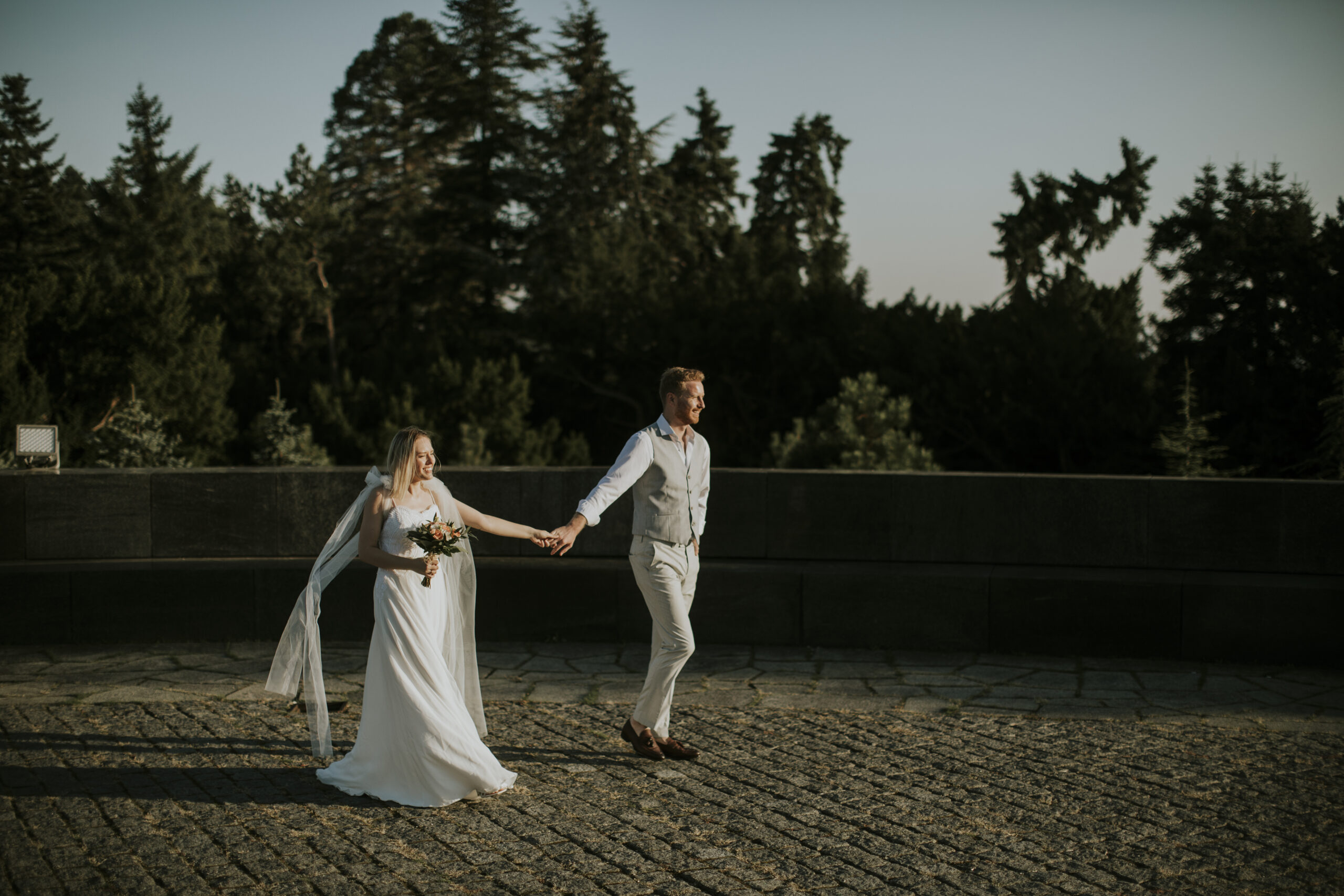 Braut und Bräutigam laufen über eine Wiese, Hochzeitsplanung Deutschland, Lunaris Event Planning