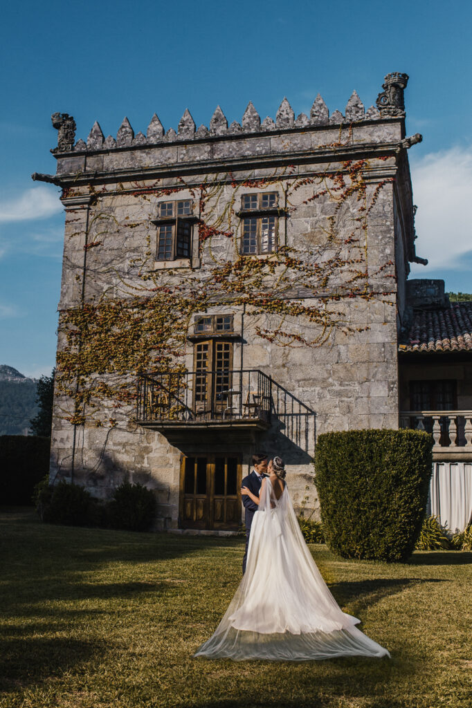 Braut und Bräutigam vor einem historischen Gebäude, Hochzeitsplanung Deutschland, Lunaris Event Planning