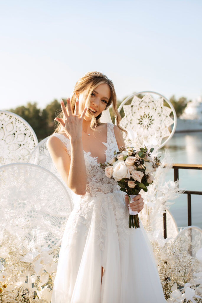 Braut zeigt glücklich ihren Ehering in die Kamera, Hochzeitsplanung Deutschland, Lunaris Event Planning