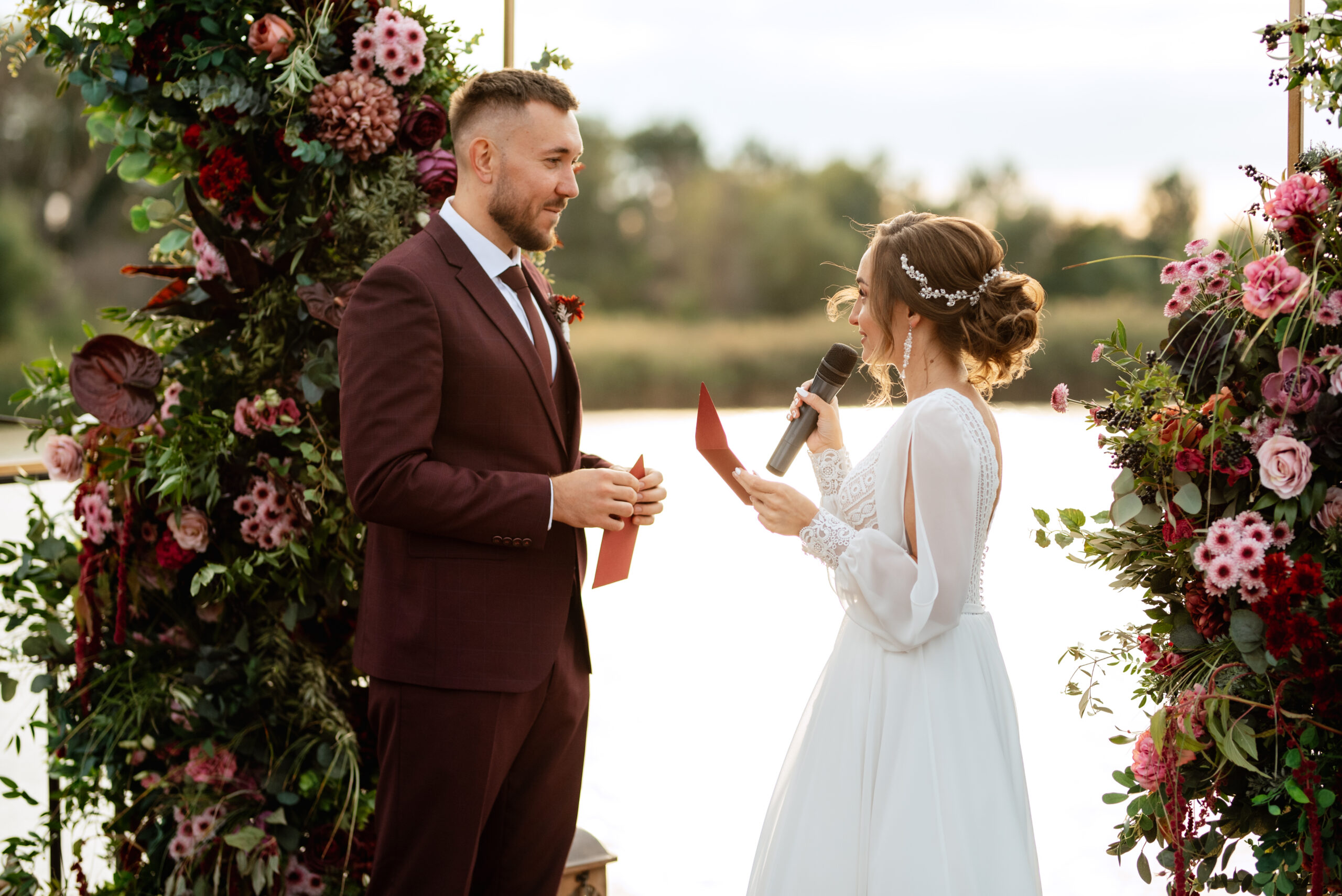 Brautpaar beim Ehegelübde, Hochzeitsplanung Deutschland, Lunaris Event Planning