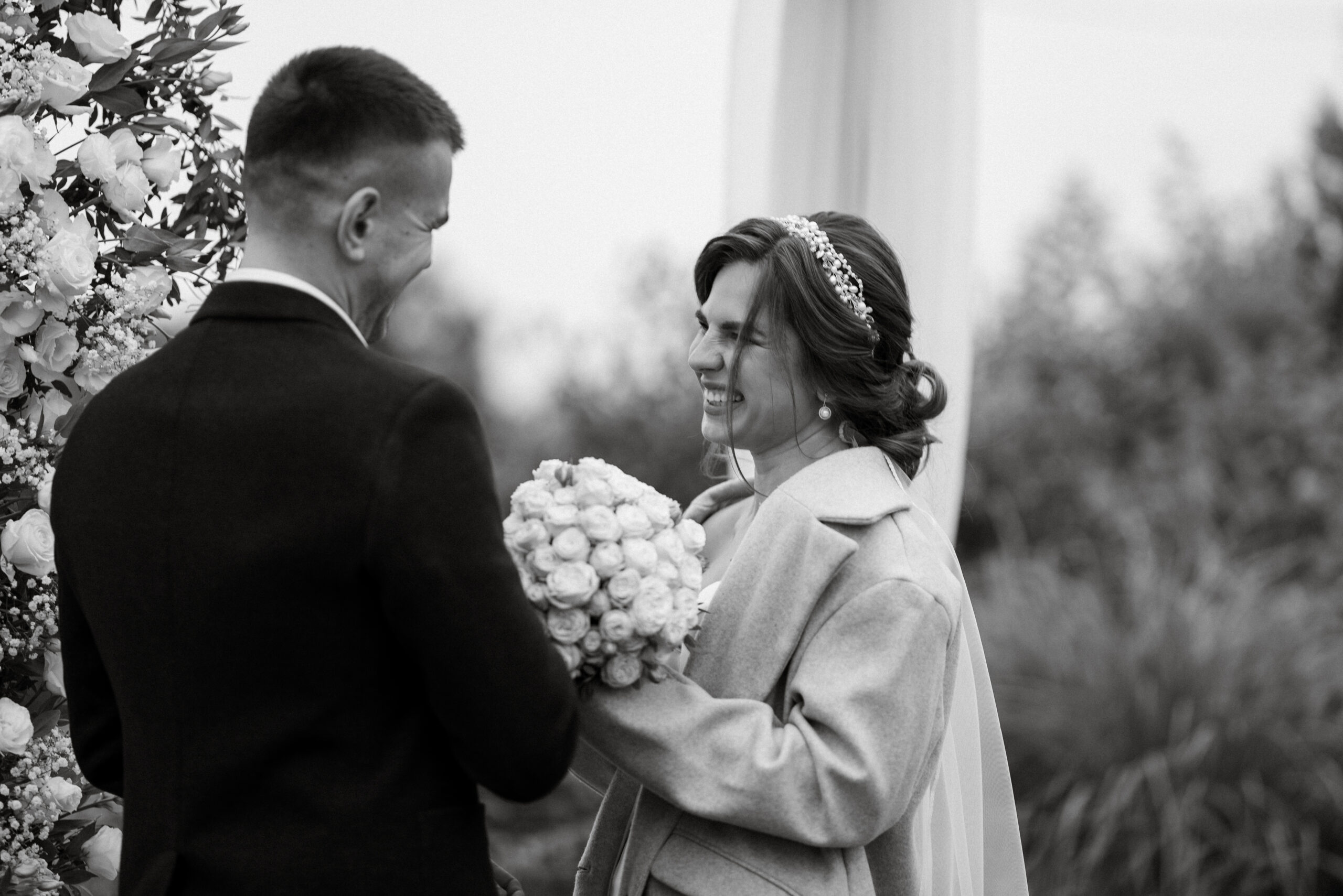 Glückliches Brautpaar am Hochzeitstag mit Brautstrauß,Hochzeitsplanung Deutschland, Lunaris Event Planning