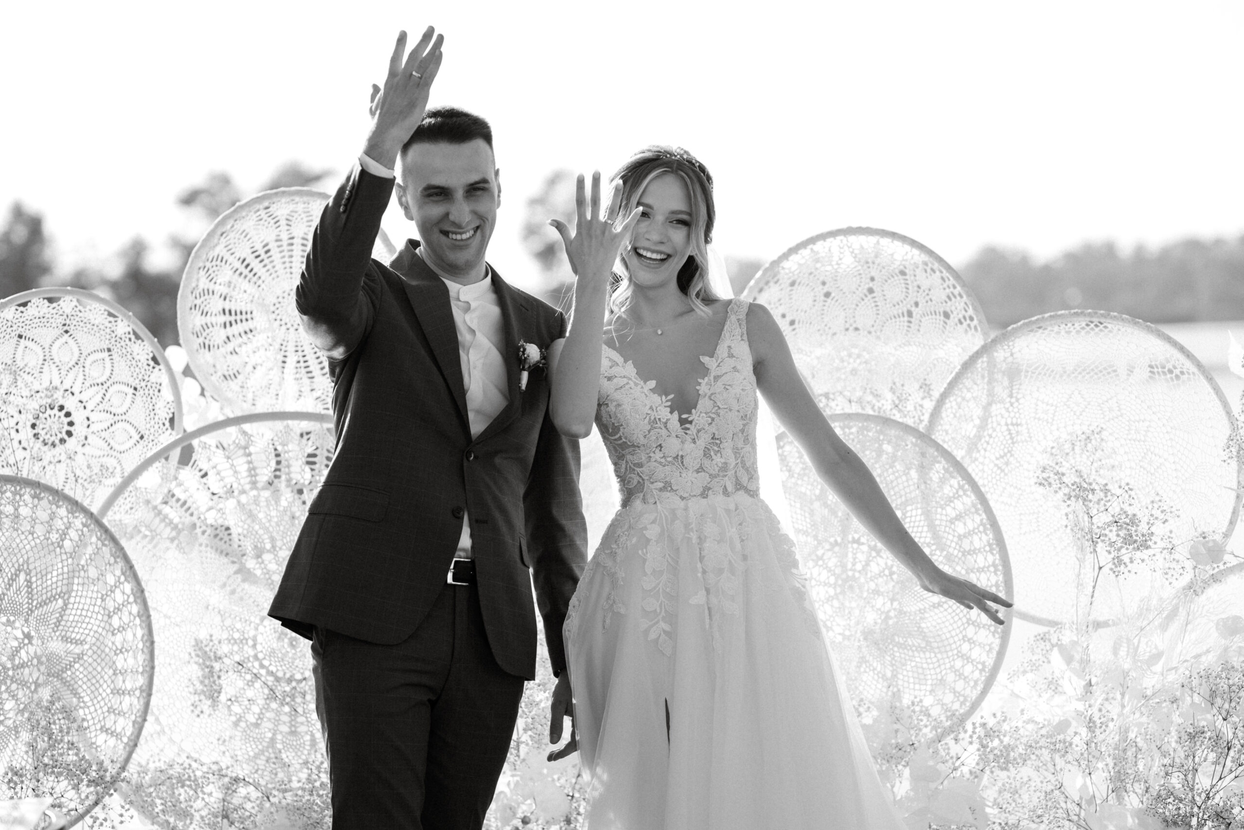 Glückliches Brautpaar zeigt die Eheringe, freie Trauung, Hochzeitsplanung Deutschland, Lunaris Event Planning