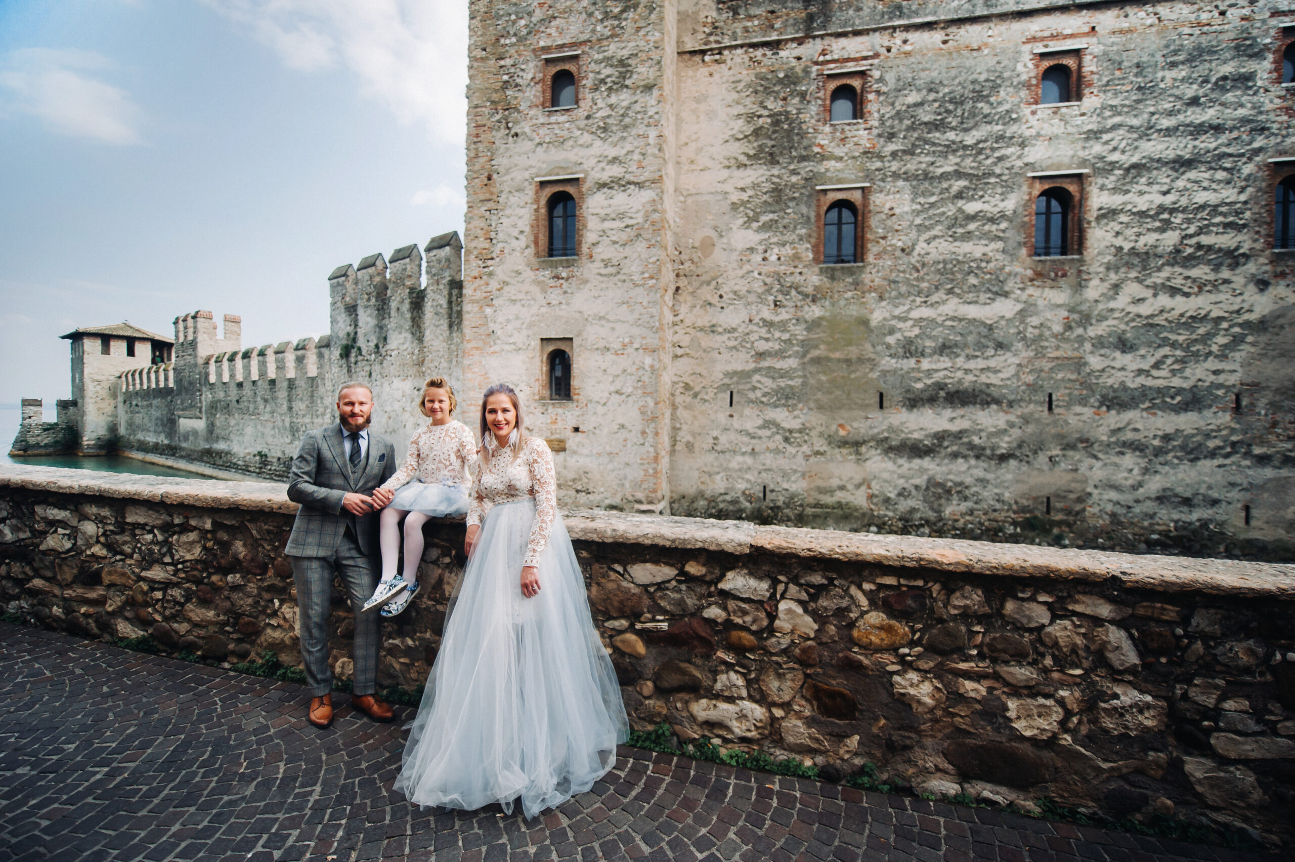 Familie vor einem Schloss am Hochzeitstag, Hochzeitsplanung Deutschland, Lunaris Event Planning