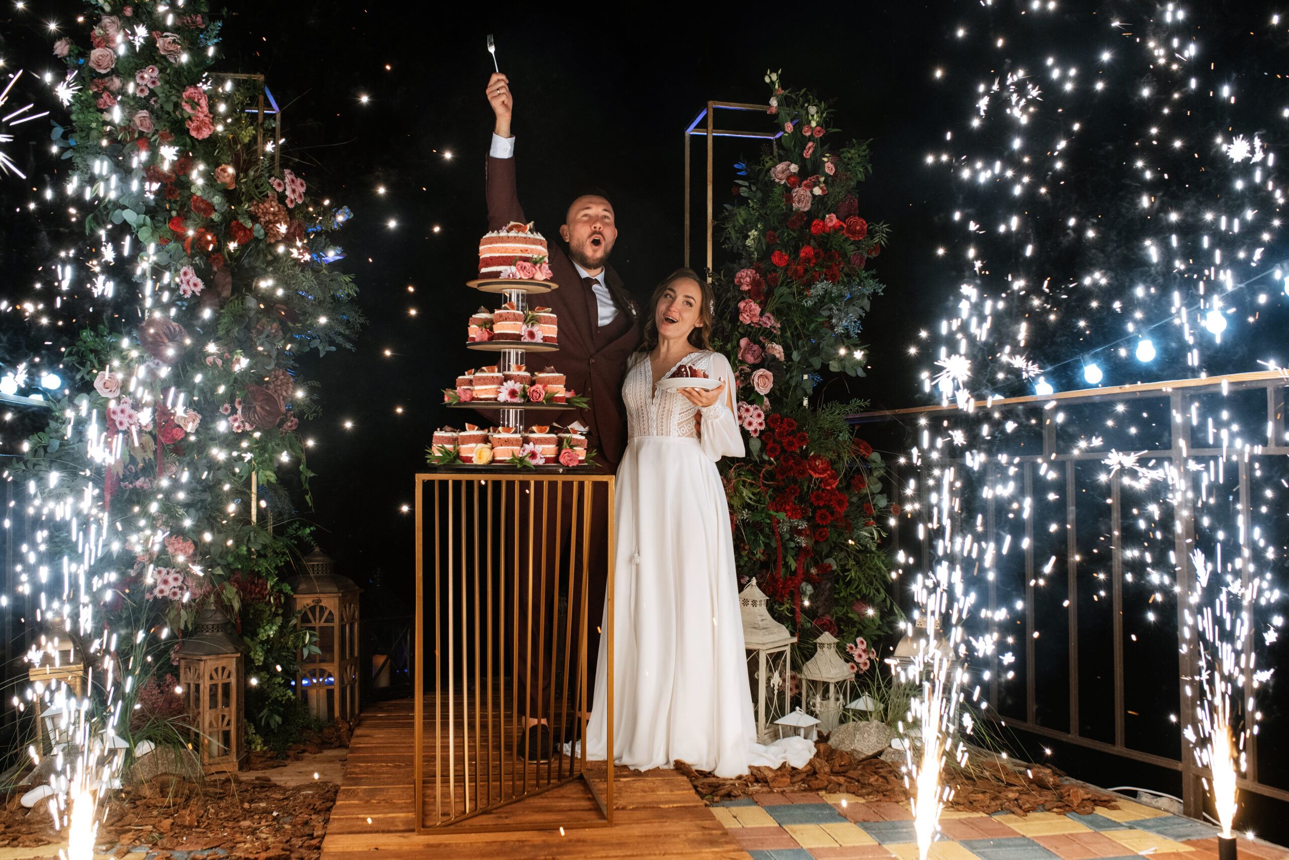 Brautpaar beim Tortenanschnitt mit Pyrotechnik, Hochzeitsplanung Deutschland, Lunaris Event Planning