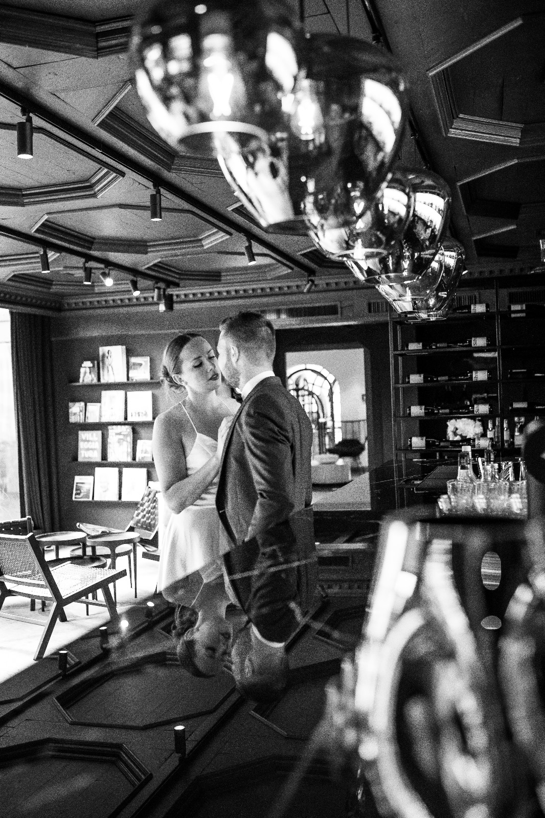 Brautpaar beim First Look am Hochzeitstag in der Hochzeitslocation, Hochzeitsplanung mit Lunaris Event Planning