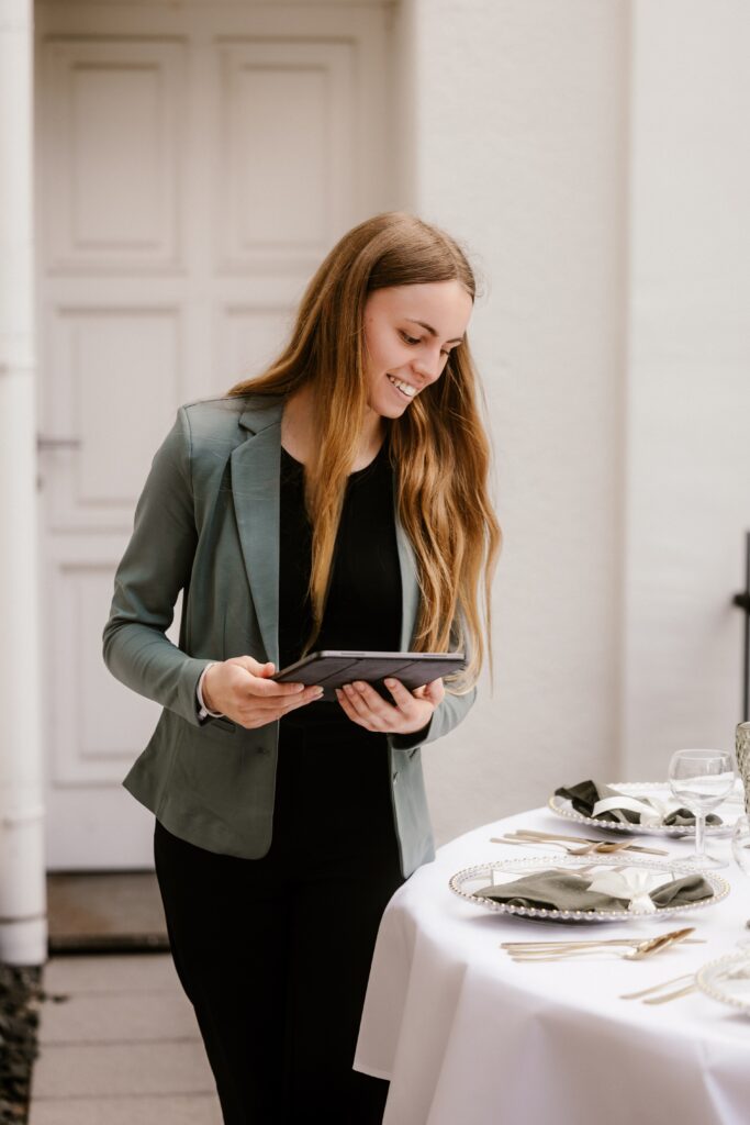 Hochzeitsplanerin Chantal Kohler am Table Setting in NRW; Lunaris Event Planning Hochzeitsplanung und Eventplanung Deutschland und Nordrhein-Westfalen