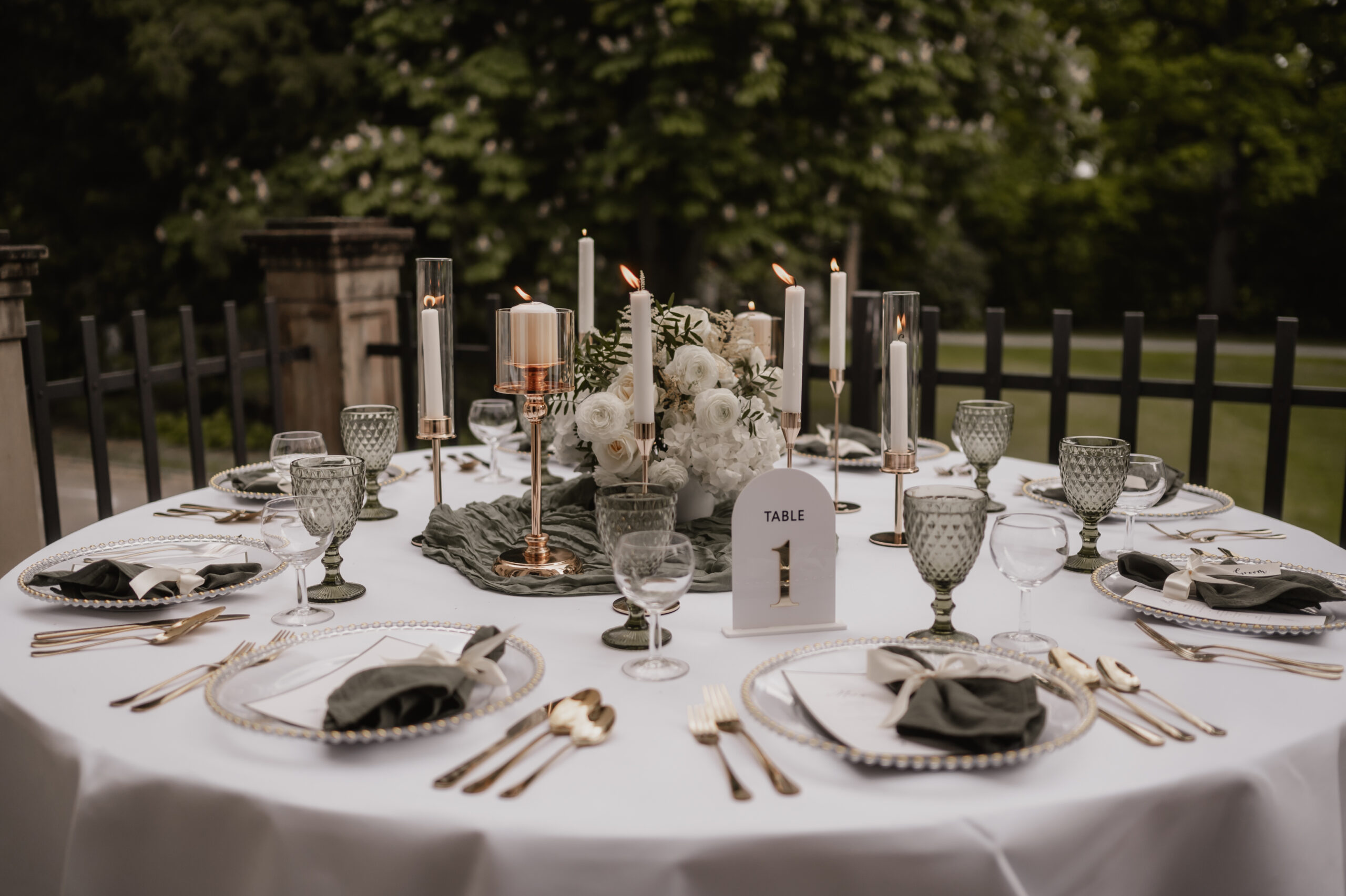 Dekoriertes Table Setting am Hochzeitstag, Hochzeitsplanerin Chantal by Lunaris Event Planning