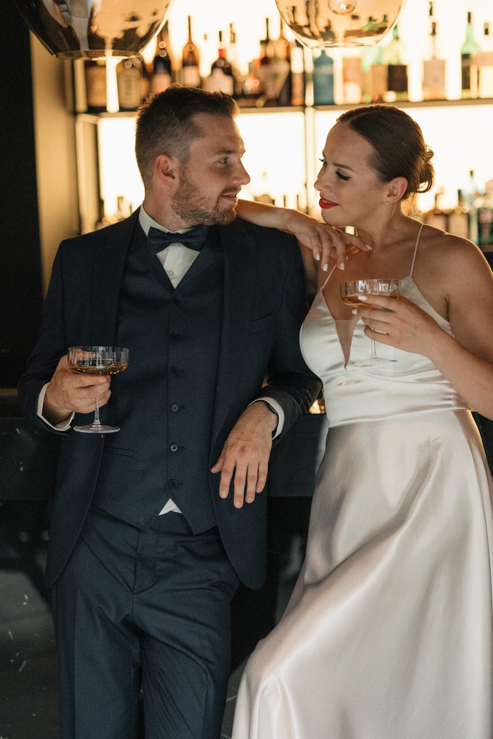 Brautpaar am Hochzeitstag an der Bar mit einem Champagner und Signature Drinks in der Hand, Hochzeitsplanung by Lunaris Event Planning, Hochzeitsplanerin Deutschland