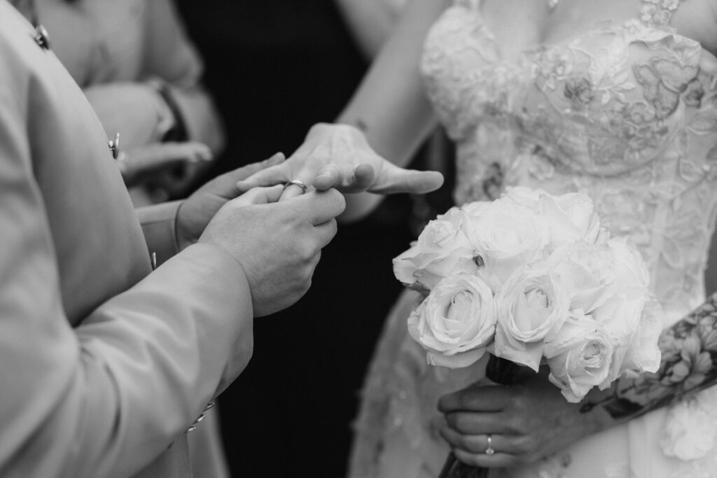 Brautpaar stecken sich die Ringen an bei der freien Trauung, Hochzeitsplanung mit Hochzeitsplanerin, Lunaris Event Planning