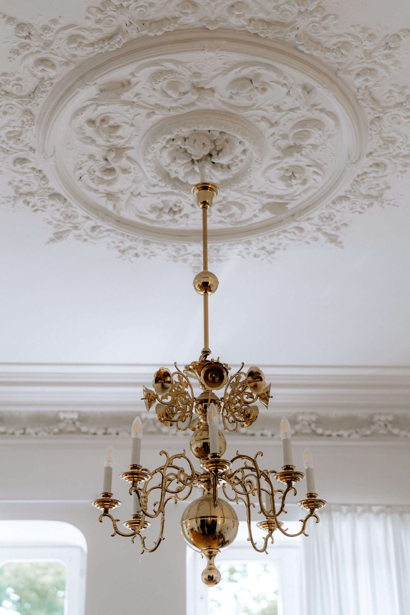 Kronleuchter in einer Hochzeitslocation in Norddeutschland, Hochzeitsplanung Deutschland, Hochzeitsplanerin Chantal von Lunaris Event Planning