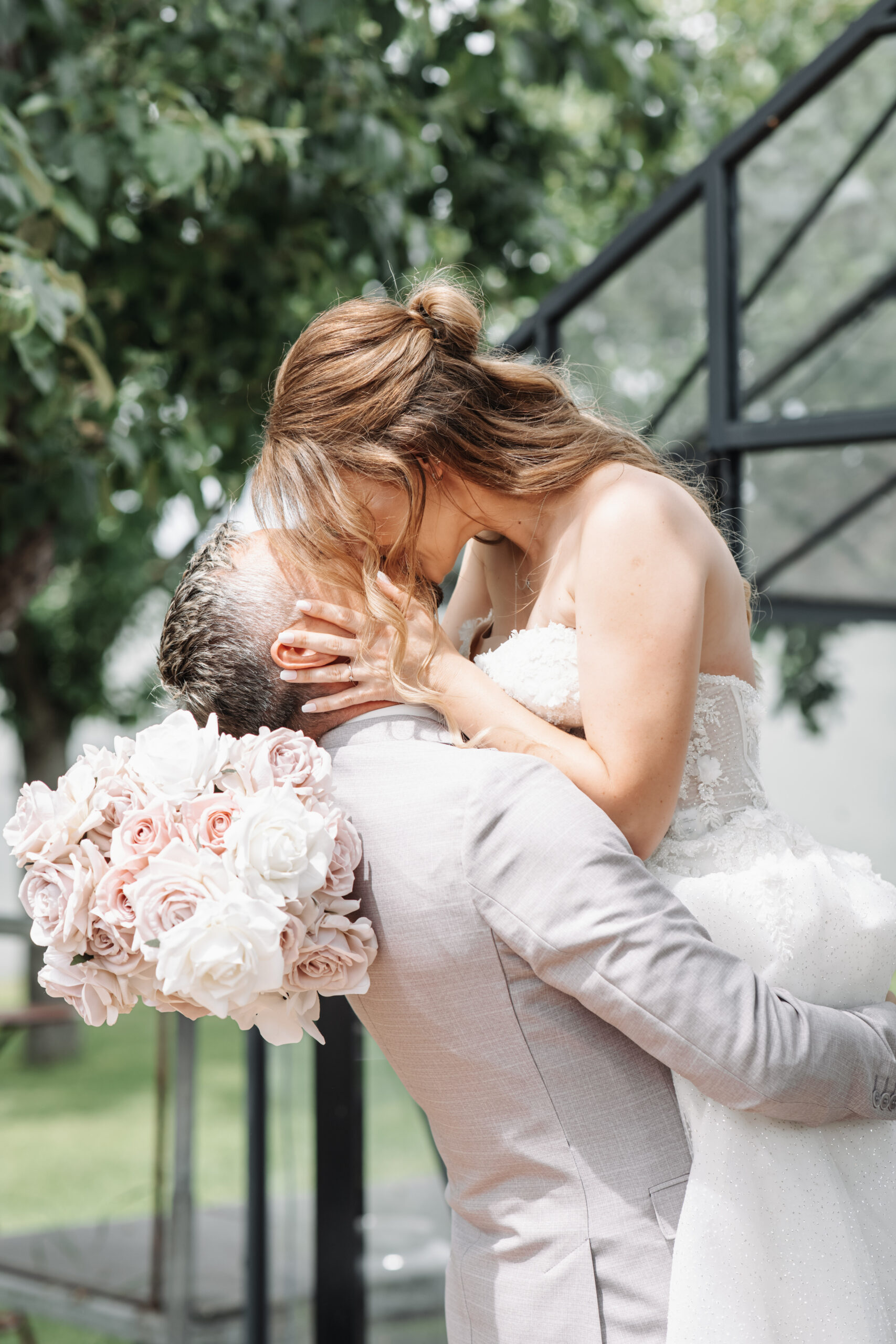 Brautpaar küsst sich vor einer Hochzeitslocation in Süddeutschland, Hochzeitsplaner deutschlandweit, Lunaris Event Planning