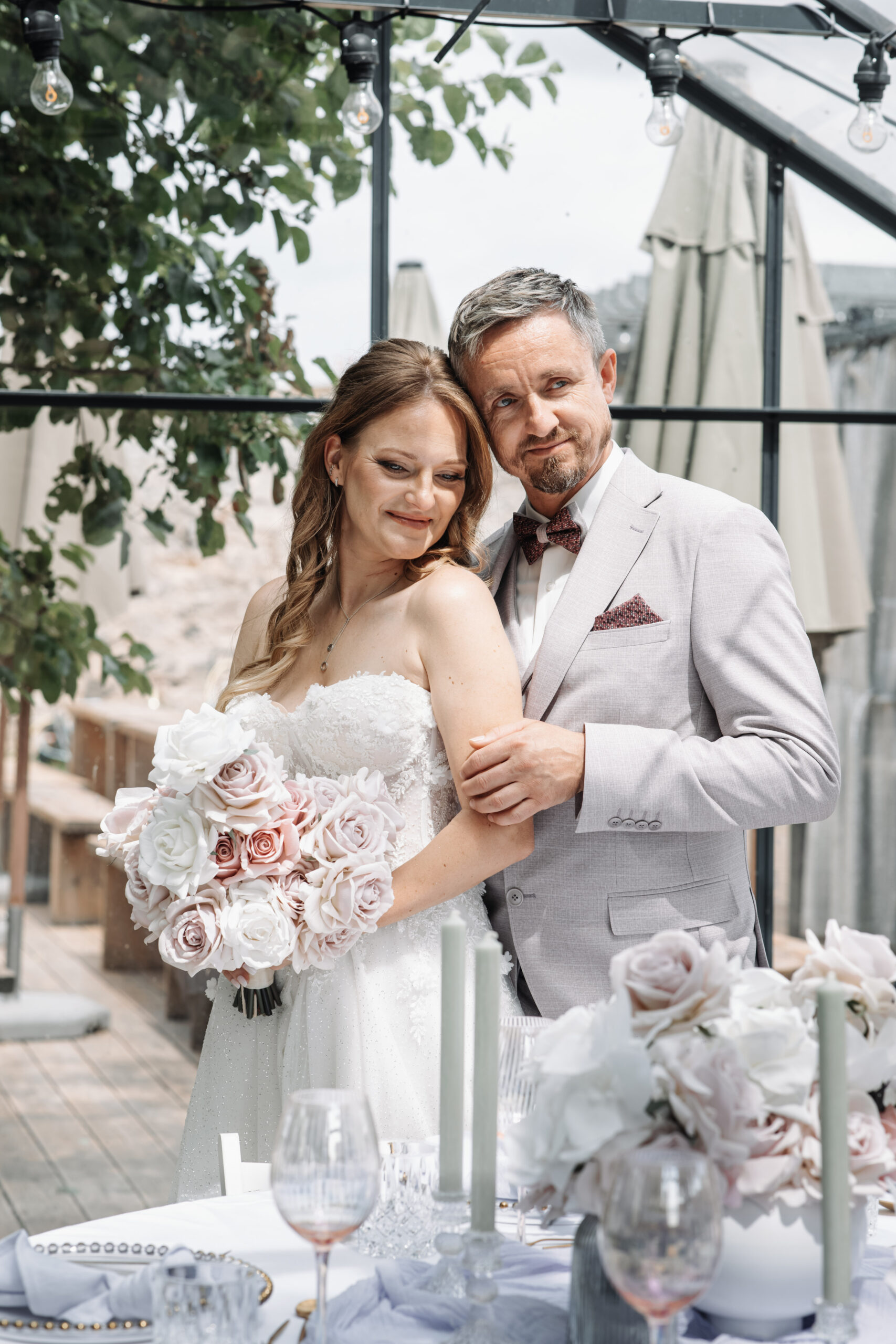 Braut und Bräutigam am Hochzeitstag beim Table Setting. Hochzeitsdeko und Hochzeitsplanung in ganz Deutschland mit Lunaris Event Planning