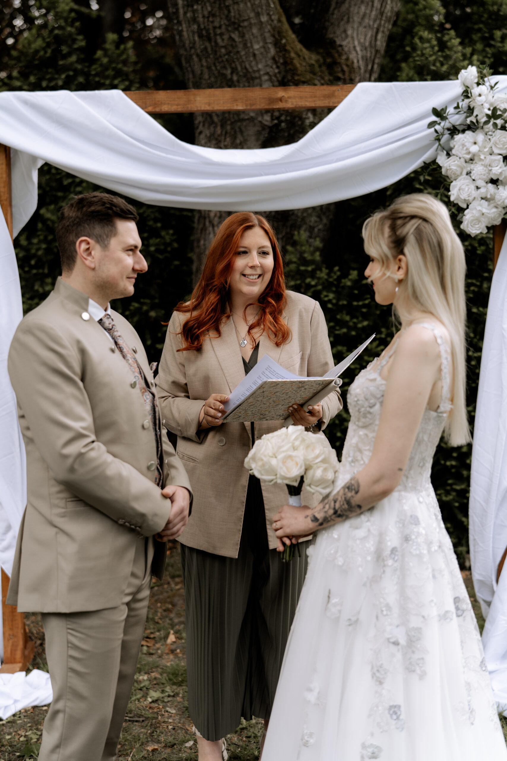 Freie Traurednerin bei einer Hochzeit, Hochzeitsplanung by Lunaris Event Planning