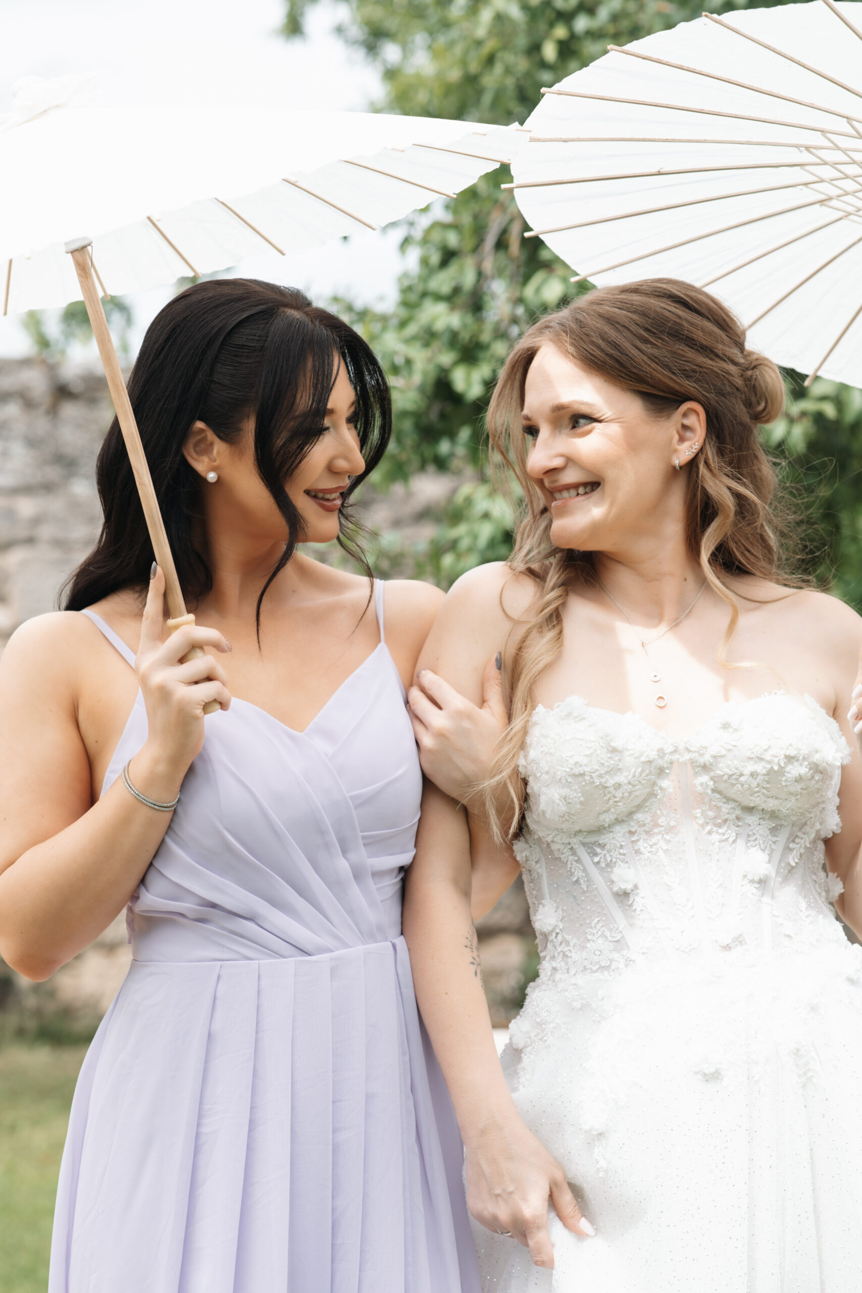 Braut mit Trauzeugin, Wedding Day, Hochzeitstag, Hochzeitsplaner mit Hochzeitsplanung by Lunaris Event Planning