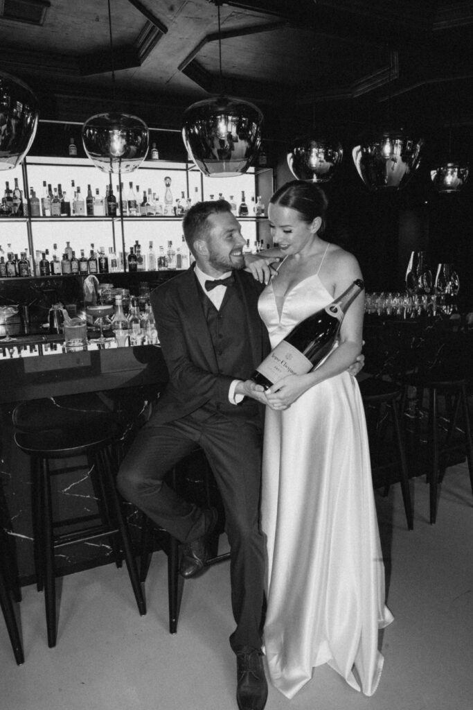 Brautpaar mit Champagner, Hochzeitsplanung by Lunaris Event Planning, Hochzeitsplanerin für Deutschland