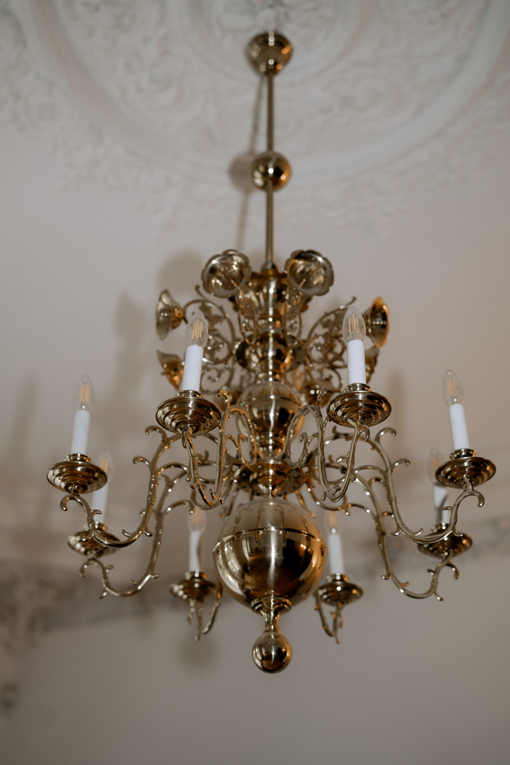 Kronenleuchter in einer Hochzeitslocation in Deutschland, Hochzeitsplanung by Lunaris Event Planning