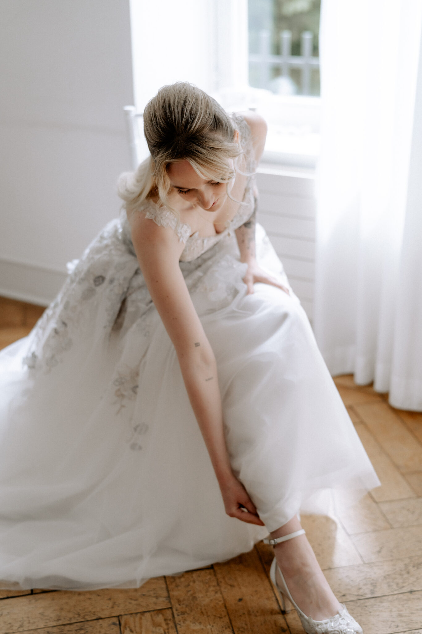 Braut im Brautkleid beim Getting Ready, Hochzeitsplanung by Lunaris Event Planning