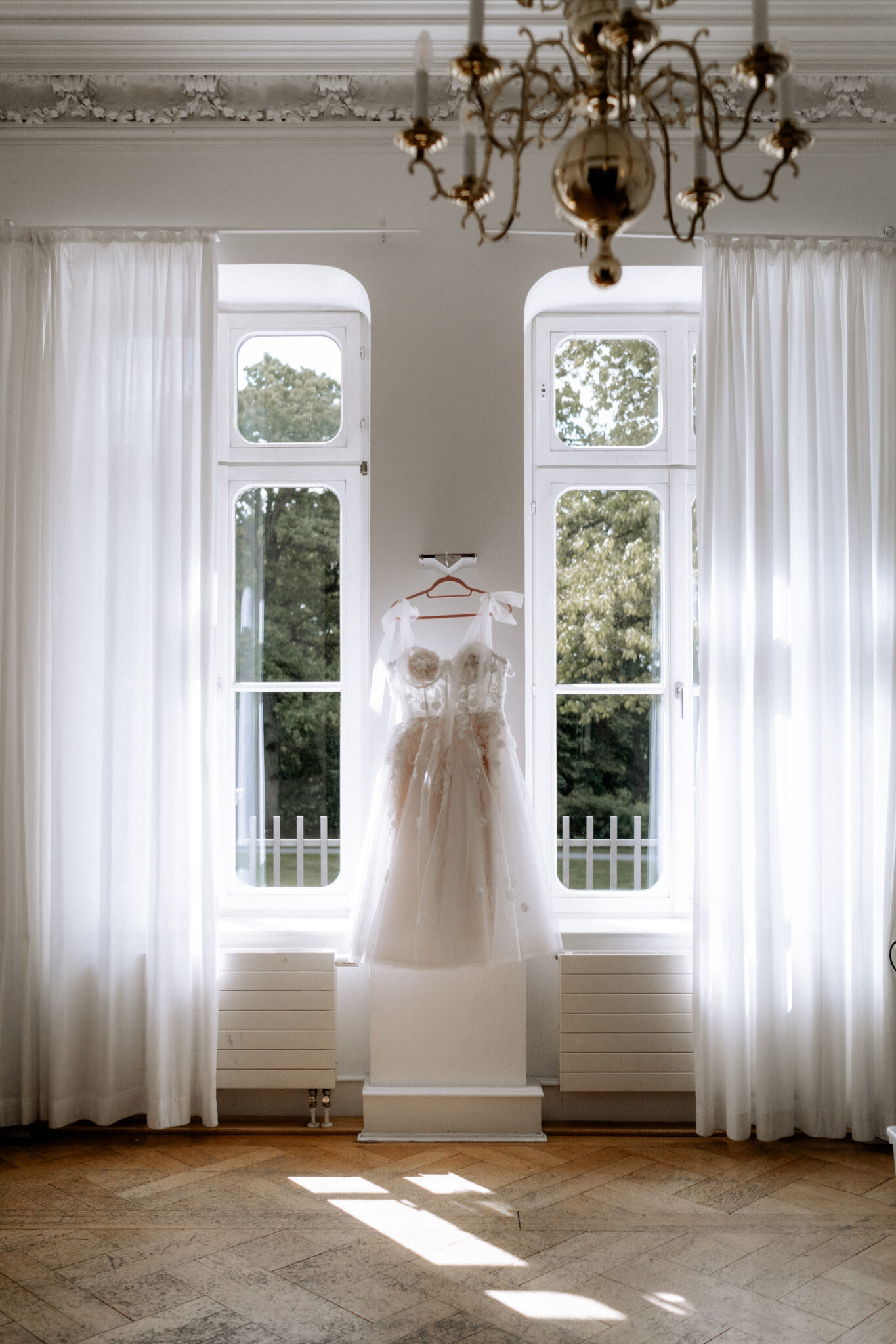 Brautkleid am Fenster hängend, Hochzeitslocation Norddeutschland, Hochzeitsplanerin by Lunaris Event Planning