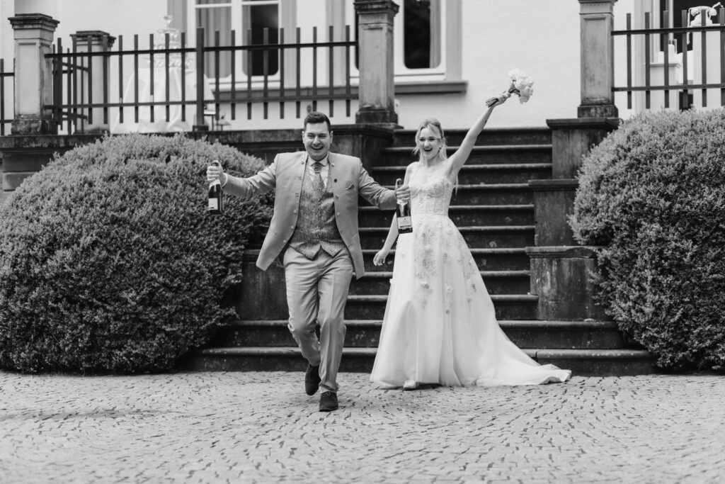 Braut und Bräutigam mit Champagner beim Hochzeitsempfang, Hochzeitsplanung Deutschland, Hochzeitsplanerin Chantal by Lunaris Event Planning