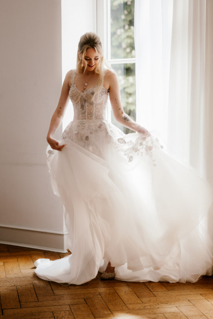 Braut mit Brautkleid in Hochzeitslocation in NRW am Hochzeitstag, Hochzeitsplanung in Nordrhein-Westfalen mit Hochzeitsplanerin für Deutschland