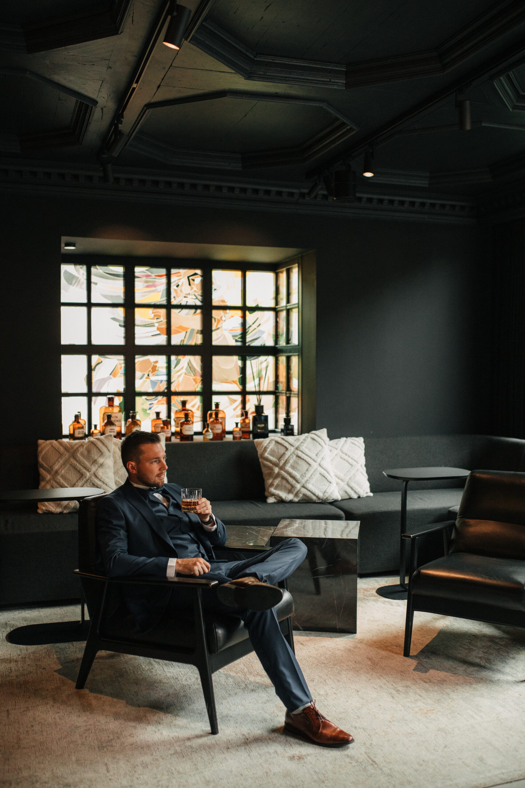 Bräutigam beim Getting Ready mit Whisky in der Hand, Hochzeitstag mit Lunaris Event Planning