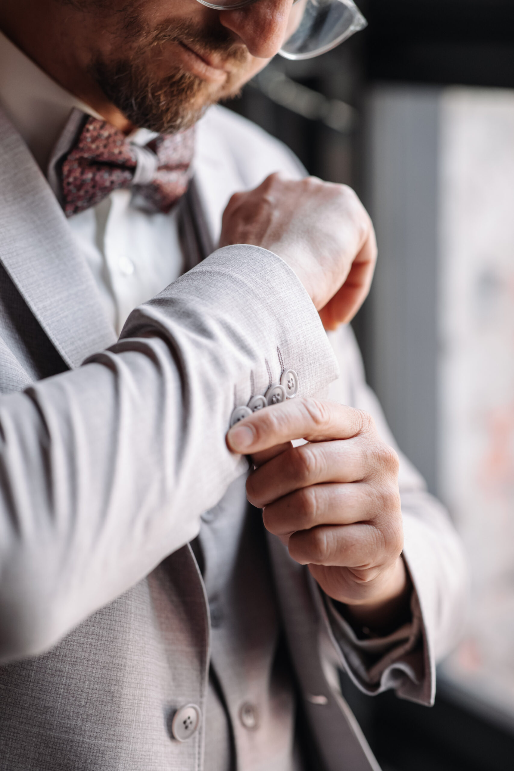 Hochzeitsanzug, Bräutigam am Hochzeitstag beim Getting Ready, Hochzeitsplanung mit Lunaris Event Planning