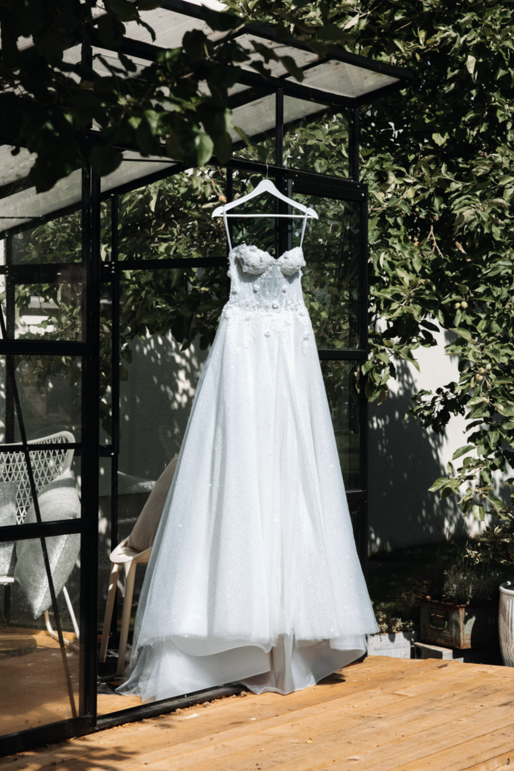 Brautkleid beim Getting Ready am Hochzeitstag, Hochzeitsplanung by Lunaris Event Palnning