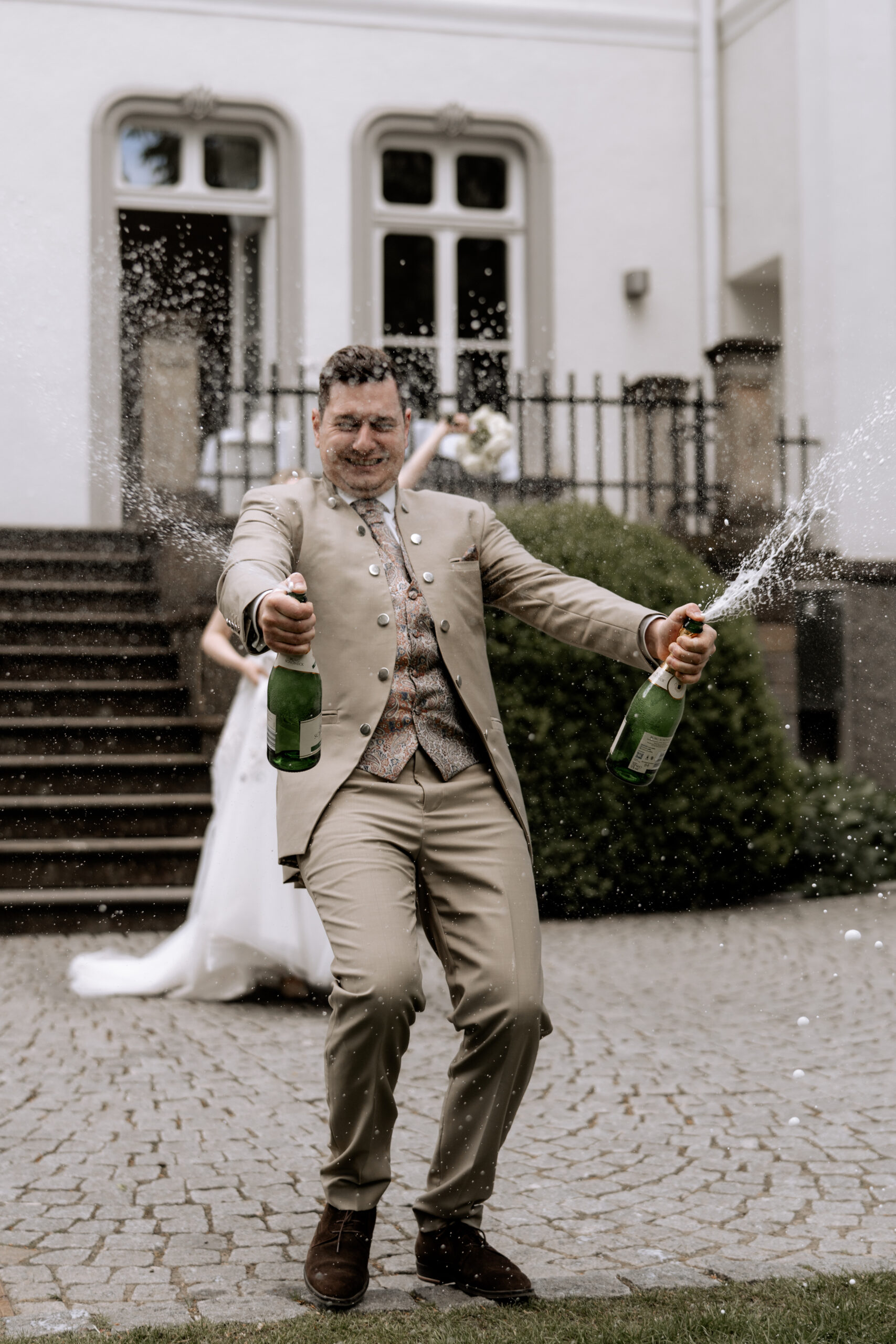 Hochzeitsparty am Hochzeitstag, Brautpaar mit Champagner, Hochzeitsplanung mit Lunaris Event Planning