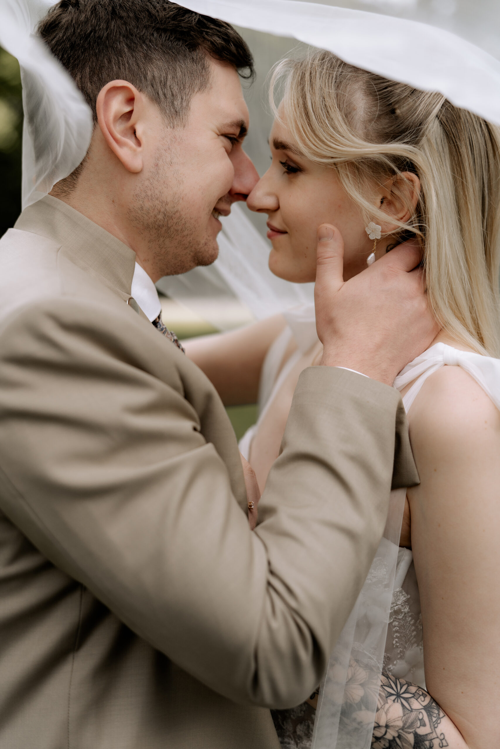 Brautpaar beim Brautshooting, Holchzeitstag und Hochzeitsplanung mit Lunaris Event Planning