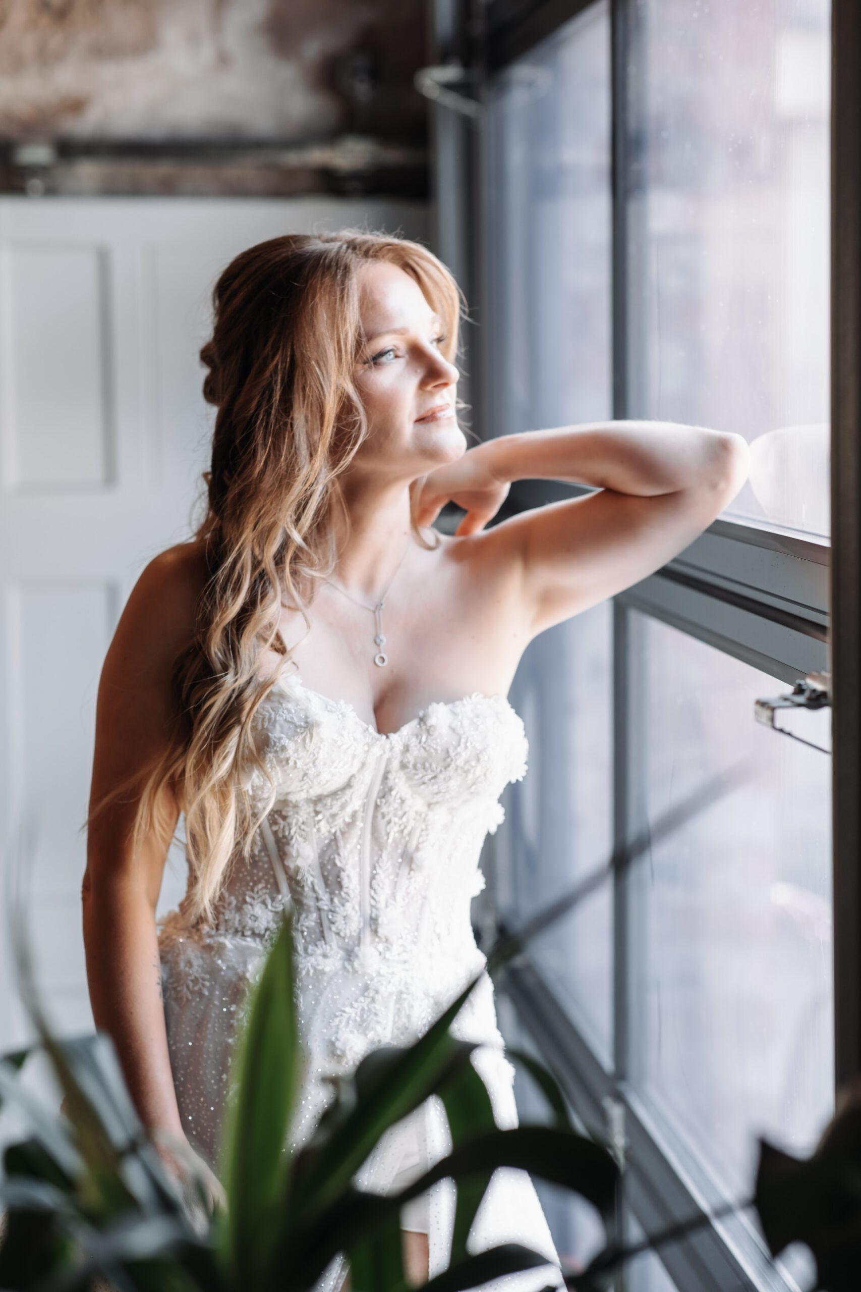 Braut im Brautkleid beim Getting Ready am Hochzeitstag mit Hochzeitsplanerin, Hochzeitsplanung Deutschland by Lunaris Event Planning