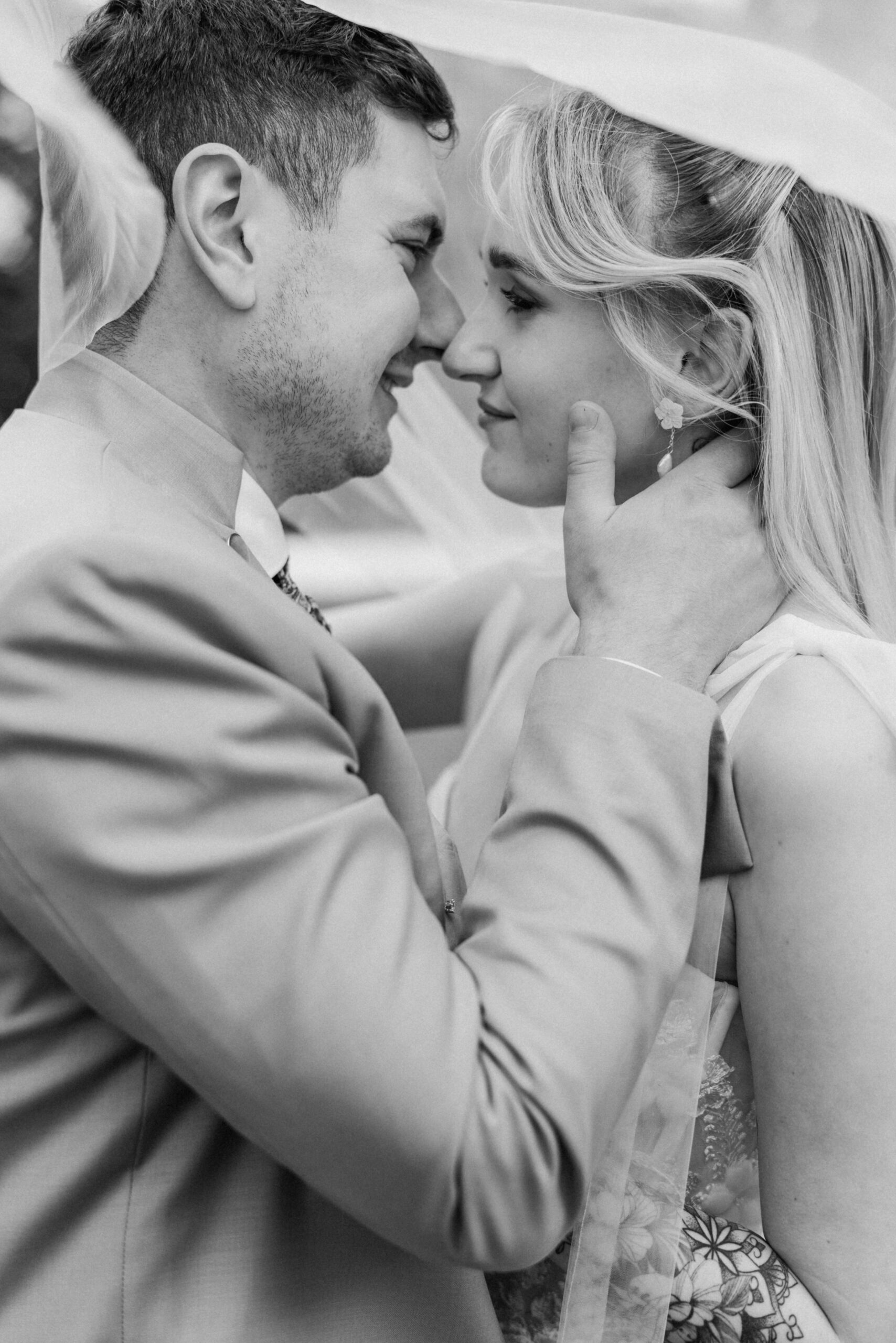 Brautpaar beim Brautshooting, Holchzeitstag und Hochzeitsplanung mit Lunaris Event Planning