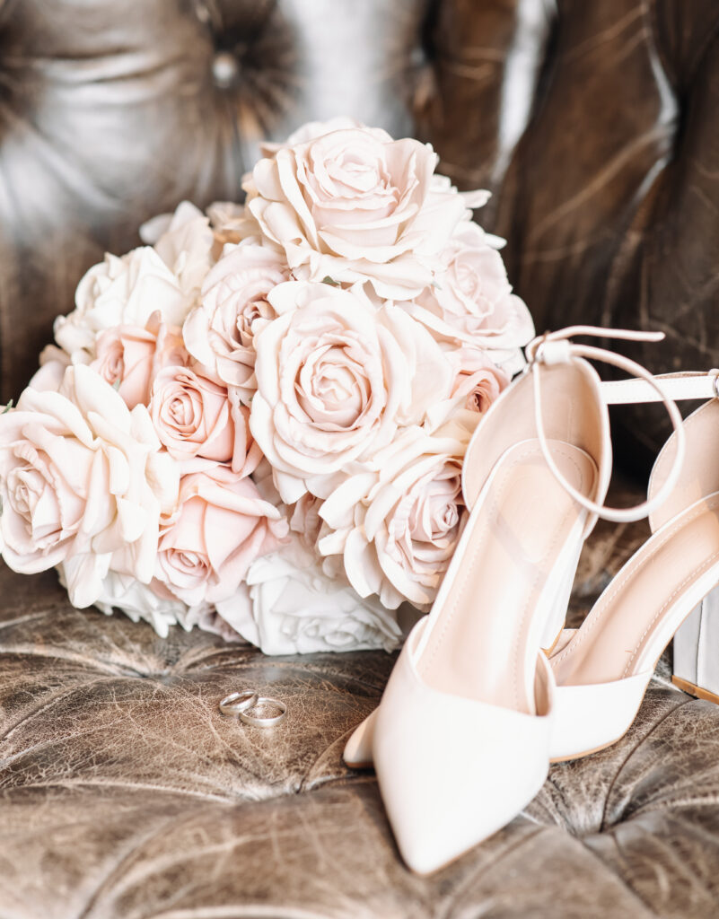 Brautstrauß und Brautschuhe am Hochzeitstag, Hochzeitsplanung mit Lunaris Event Planning
