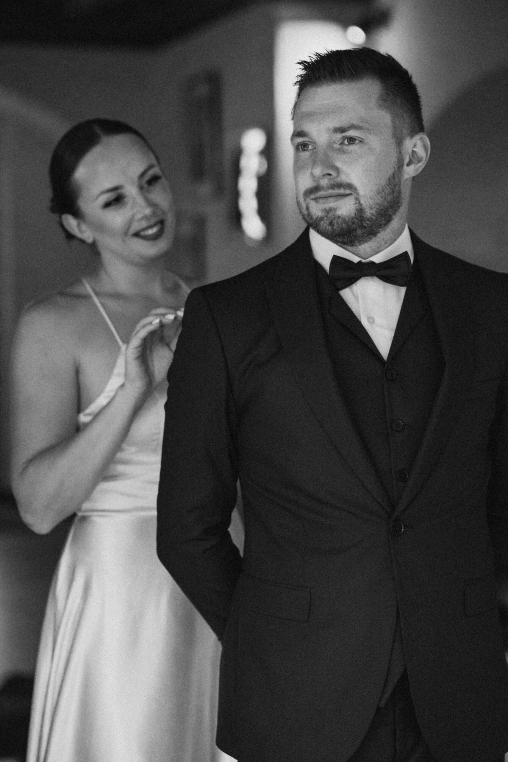 Brautpaar beim first look am Hochzeitstag in der Hochzeitslocation in Bayern, Hochzeitsplanung Deutschland mit Lunaris Event Planning