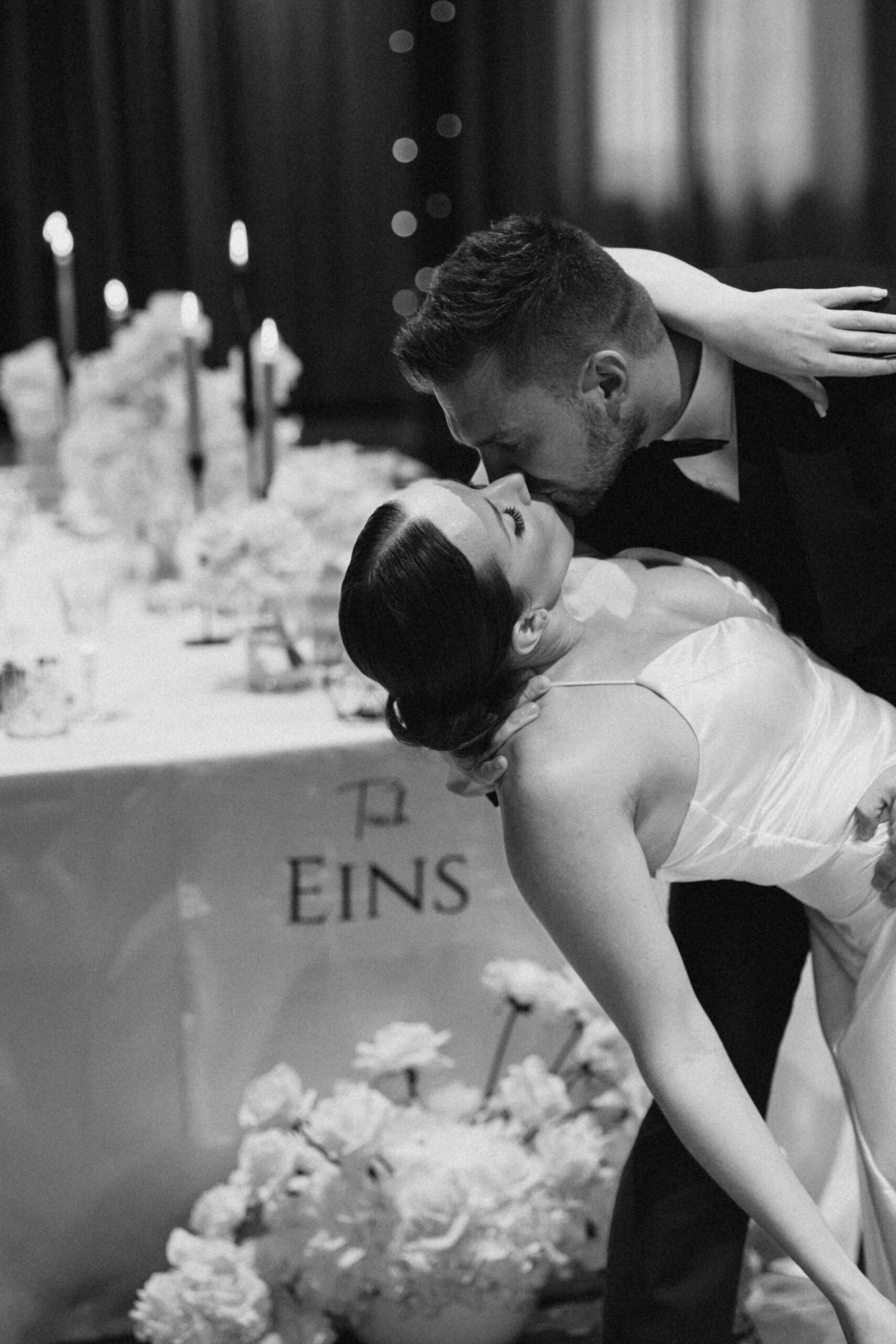 Brautpaar am Hochzeitstag vor dem dekorierten Dinner Table Setting, Hochzeitsplanung in Deutschland mit Lunaris Event Planning