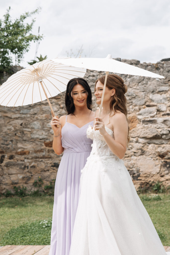 Braut mit Trauzeugin am Hochzeitstag, Hochzeitsplanung Bayern mit Lunaris Event Planning