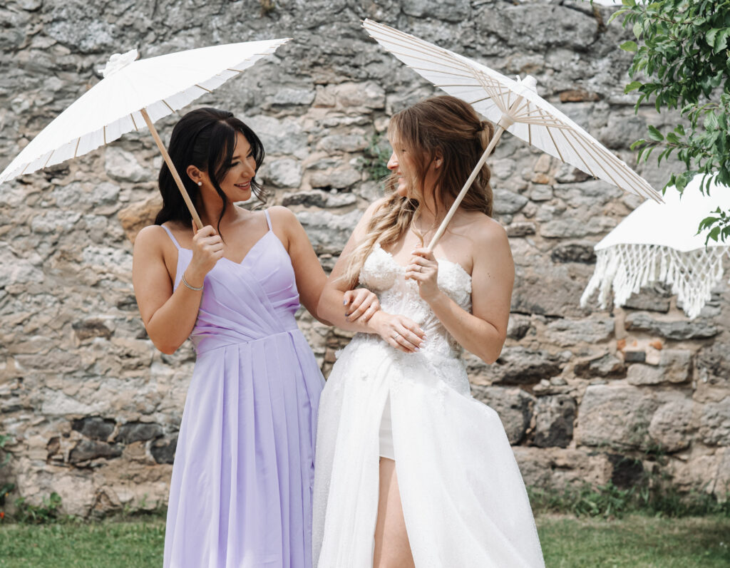 Braut mit Trauzeugin, Wedding Day, Hochzeitstag, Hochzeitsplaner mit Hochzeitsplanung by Lunaris Event Planning